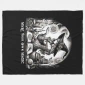 魔女かわいらし薬屋が自分の魔法を作る フリースブランケット (正面(横))