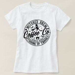 魔女がコーヒーを醸造するトラブル・コーヒーをかき立てる Tシャツ