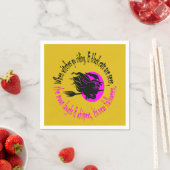 魔女がハロウィンピンクのテックスの近くに乗って行く スタンダードカクテルナプキン (インサイチュ)