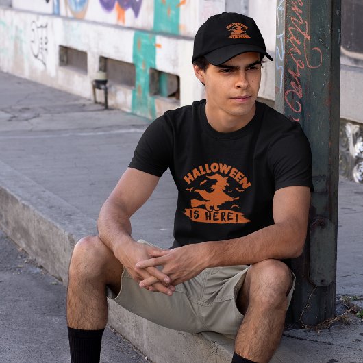 魔女が到着:ハロウィーンはここにいる! トライブレンドTシャツ