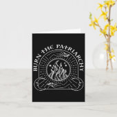 魔女が家父長制を焼くハロウィーンの女性の権利 カード (黄色い花)