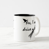 魔女が棒をドライブ面白いハロウィンマグ ツートーンマグカップ (正面右)