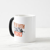 魔女が面白い熱狂するハロウィーンで幕を開ける モーフィングマグカップ (正面左)