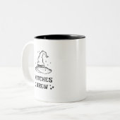 魔女が黒と白の魔女ハットハロウィーンを醸造 ツートーンマグカップ (正面左)