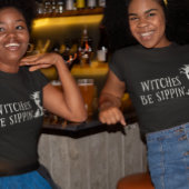 魔女たちがハロウィンの独身最後の夜を楽しんでいる様子 Tシャツ