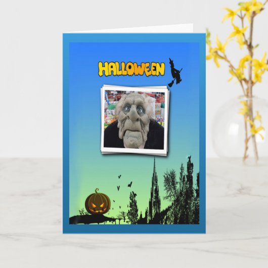 魔女とハロウィーンのカボチャのちょうちんの飛んでいる仮面 カード (黄色い花)