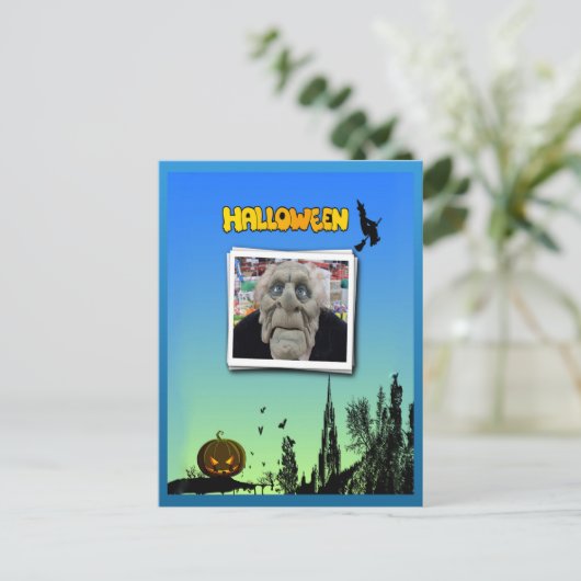 魔女とハロウィーンのカボチャのちょうちんの飛んでいる仮面 ポストカード (スタンド正面)