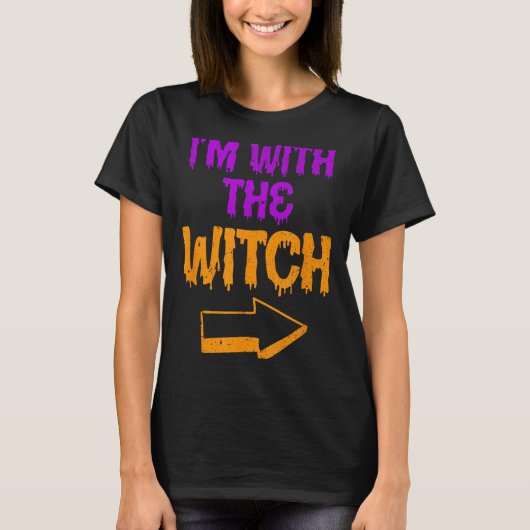 魔女と一緒だよ 面白いハロウィンマッチングカップル Tシャツ (正面)