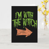 魔女と一緒の面白いハロウィン衣装 カード (黄色い花)