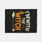 魔女と一緒の面白い夫のハロウィン・コスチューム フリースブランケット (正面(横))