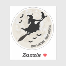 魔女と猫飛んでいるが箒の上に