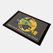 魔女のほうきに乗って不気味な猫と一緒にハロウィーン ドアマット (アングル)