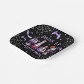 魔女のカクテルとコスチュームのハロウィーンを飲む ペーパープレート (傾斜あり)