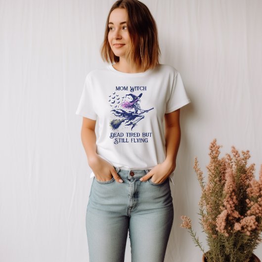 魔女のママ、疲れ果てても箒で飛ぶスケルトン Tシャツ