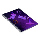 魔女の帽子と星がついた紫色の子猫 ノートブック (右側)