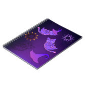 魔女の帽子と星がついた紫色の子猫 ノートブック (左側)