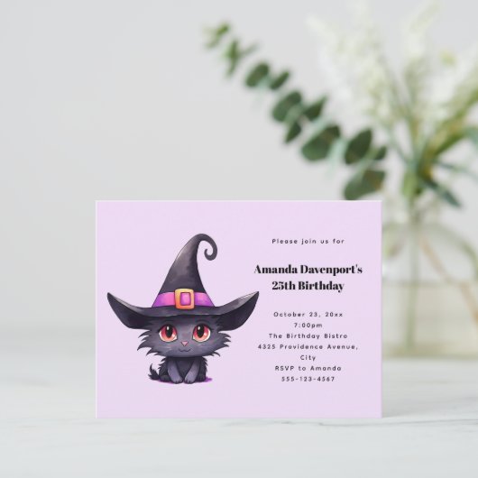 魔女の帽子をかぶったかわいい黒猫誕生日 インビテーションポストカード (スタンド正面)