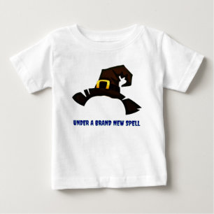 魔女の帽子をかぶった新しい呪文の下で ベビーTシャツ