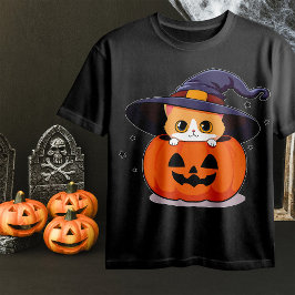 魔女の帽子をかぶった猫が、ハロウィンのジャック・オー・ランタンと一緒に Tシャツ