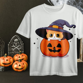 魔女の帽子をかぶった猫が、ハロウィンのジャック・オー・ランタンと一緒に Tシャツ