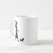 魔女の散歩をするチワワ コーヒーマグカップ (正面左)