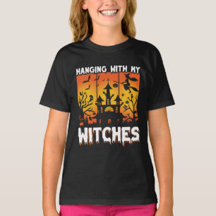 魔女の箒とコウモリの怖いハロウィンデザイン Tシャツ