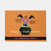 魔女の脚をトリックまたは治療ポットハッピーハローウィン ドアマット (正面)