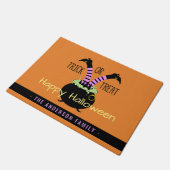 魔女の脚をトリックまたは治療ポットハッピーハローウィン ドアマット (アングル)