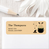 魔女の足来が大釜のハロウィンから出る ラベル (インサイチュ)