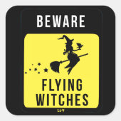魔女の飛んでいる面白いハロウィーンに用心 スクエアシール (正面)