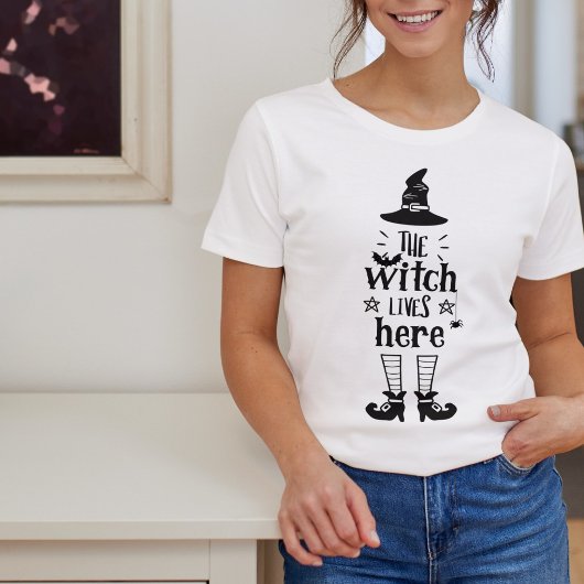 魔女はここに住んでいる |面白いハロウィーン Tシャツ