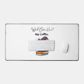 魔女はコーヒーのTクラシックシャツを持った方がいい デスクマット (キーボード&マウス)
