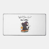 魔女はコーヒーのTクラシックシャツを持った方がいい デスクマット (正面)