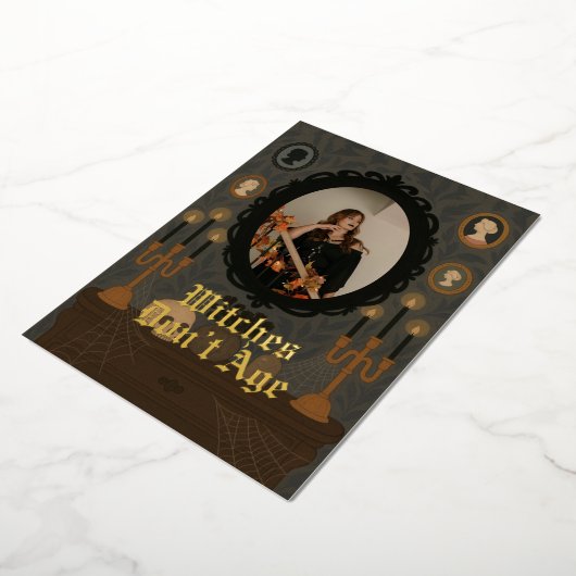 魔女は年齢を感じさせない カスタマイズされた写真の誕生日カード 箔招待状 (回転した状態)