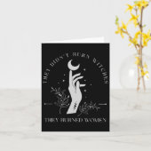 魔女は燃やされなかった、女性が燃やされたのだ ハロウィン カード (黄色い花)