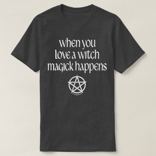 魔女を愛するとマジックが起こる異教のウィッカ信者 Tシャツ (デザイン正面)