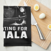 魔女を獲得するカマラハロウィーンの投票をしている キッチンタオル (四つ折り)