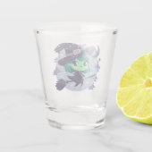 魔女オンブルームハロウィーンかわいい漫画の月のこうもり ショットグラス (裏面)