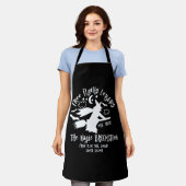 魔女ブロムスティック飛んでいるレッスンのハロウィーン エプロン (着用した状態)
