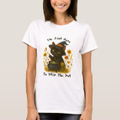 魔女猫 - 私はただ鍋をかき混ぜているだけ Tシャツ (正面)