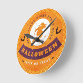 魔女飛んでいる非常に怖いハロウィーン ラウンド壁時計 (傾斜)