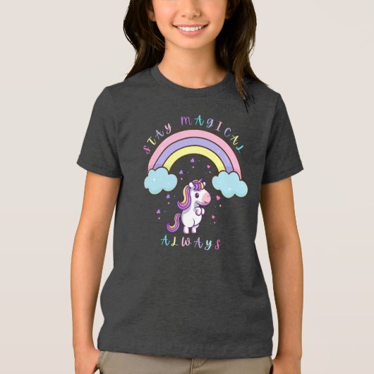 魔法にかかって – かわいいユニコーンと虹のデザイン トライブレンドＴシャツ (正面)