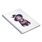 魔法のキャンディーボウルを持つかわいい小さな魔女 ノートブック (右側)