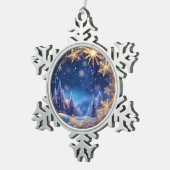 魔法のクリスマスの時間 – 青の上の黄金の雪 スノーフレークピューターオーナメント (右)
