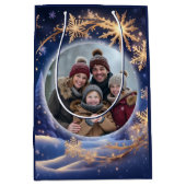 魔法のクリスマスの時間 – 黄金の雪、写真 ミディアムペーパーバッグ (正面)