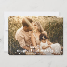 魔法のハロウィーンの写真カードを持っている