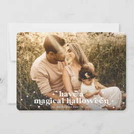 魔法のハロウィーンの写真カードを持っている 案内状