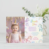魔法のパステルユニコーンレインボー誕生日写真 サンキューカード (スタンド正面)