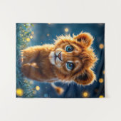 魔法のベビーライオンの歩くのファンタジー夜 タペストリー (正面(横))