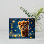 魔法のベビーライオンの歩くのファンタジー夜 箔シーズンポストカード (立ち正面)